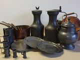 de nombreux types de casseroles et de poêles sur la table