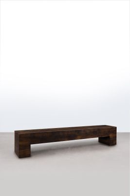une image d'un banc en bois posé sur un sol blanc