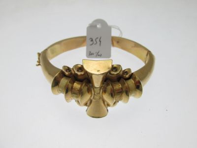 Gros plan sur un bracelet en or portant une étiquette