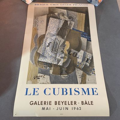 une photo d'une affiche posée sur une table dans une pièce