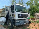 un camion garé sur le côté de la route