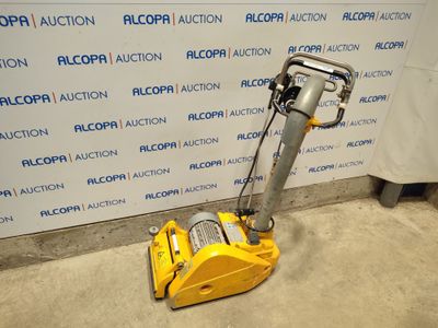 une machine posée sur le sol devant un mur
