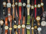 de nombreux modèles de montres présentés sur un fond noir