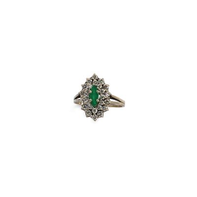 Gros plan sur une bague contenant une pierre verte