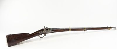 un vieux fusil au canon en bois et aux garnitures en laiton