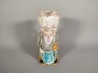 ONNAING : pichet en faïence barbotine polychrome figurant Ca…