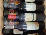 plusieurs bouteilles de vin dans une caisse sur la table
