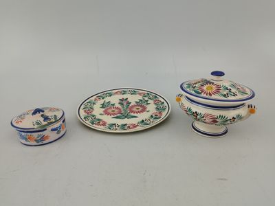 un ensemble composé de trois petits plats et d'un petit bol