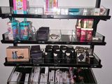 une étagère sur laquelle sont posés des produits de beauté et d'autres objets