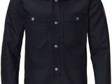 une veste noire avec des boutons et des boutons sur la poitrine