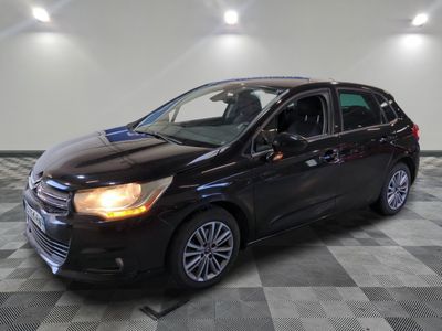 Une Chrysler Pacifica de 2017 dans un showroom au sol en damier