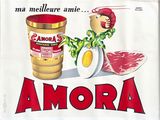 une pancarte sur laquelle est écrit « Amorra », avec l'image d'un œuf et d'un morceau de viande