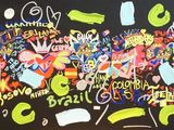 une grande peinture représentant un graffiti sur le mur d'un immeuble