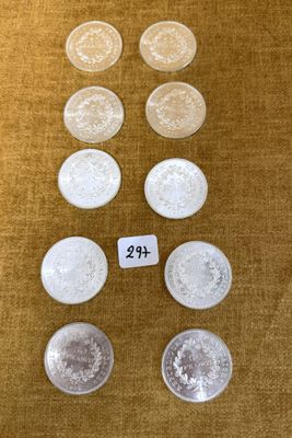 Plusieurs types de pièces sont exposés sur une table