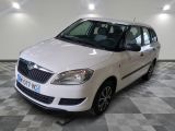 la photo d'une petite voiture blanche garée dans un garage