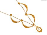 une image représentant un collier en or orné d'un motif floral