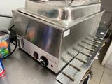 un réchauffeur de plats en argent posé sur un comptoir en métal