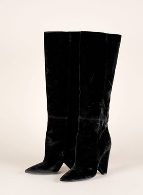 une paire de bottines noires en daim, à bout pointu et à talon haut
