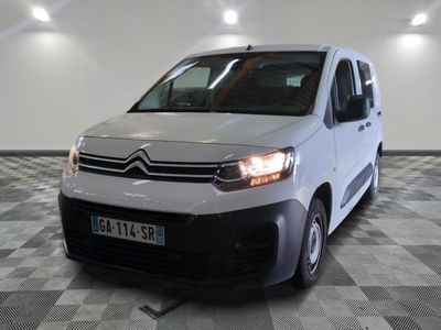 une camionnette blanche garée sur un sol en damier