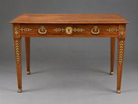 Bureau en acajou ouvrant à deux tiroirs en ceinture.