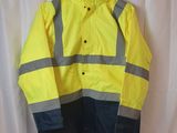 une image représentant une guêpe jaune accrochée à un rideau blanc