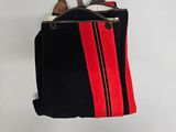 un sac à main contenant une paire de chaussures et une paire de ciseaux