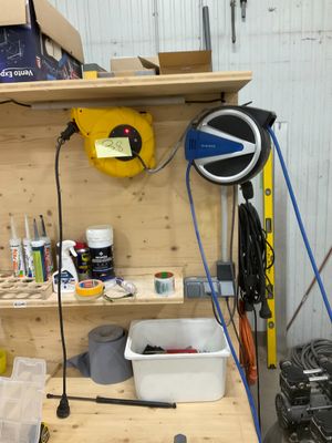 un établi contenant beaucoup d'outils