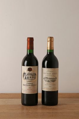 deux bouteilles de vin posées sur une table l'une à côté de l'autre