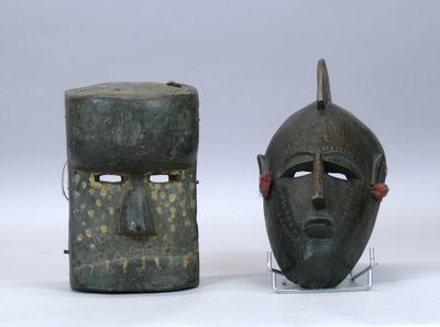 paire de masques africains sculptés en bois sur socle en acrylique