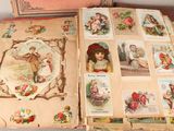 un livre ouvert sur lequel figurent des photos d'enfants