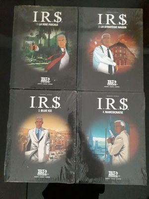 quatre DVD de la série « IRS » posés sur une table