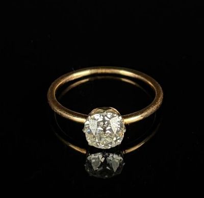gros plan d'une bague en diamant sur une surface noire