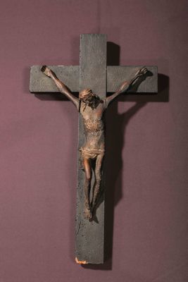 une statue de jésus en croix sur le mur