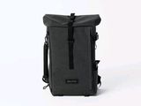 un sac à dos noir posé sur une surface blanche
