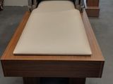 un lit posé sur une table au milieu d'une pièce