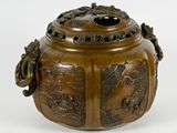 une image représentant un vase en bronze orné d'un dragon sur le couvercle