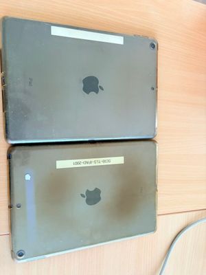deux ordinateurs portables posés sur une table en bois