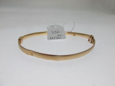 Gros plan sur un bracelet en or portant une étiquette