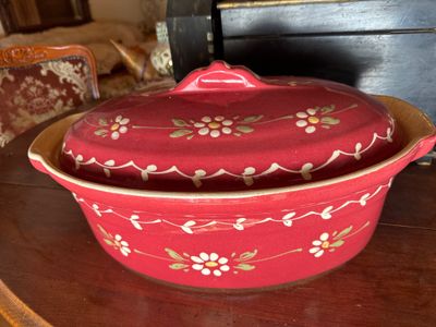 une cocotte rouge posée sur une table en bois