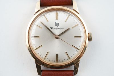 une image d'un gros plan d'une montre-bracelet sur une surface blanche