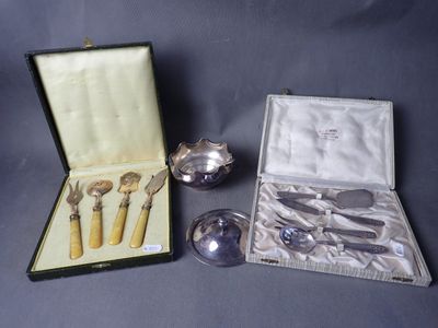 Lot de métal argenté comprenant service à mignardise, coupelle, et div