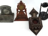 un grand nombre d'objets différents posés sur une table