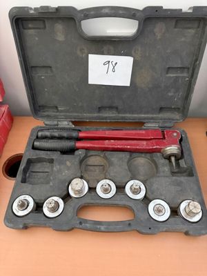 une image représentant un ensemble d'outils posés sur une table