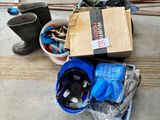 une pile d'objets hétéroclites posés sur le sol