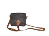 sac cross body louis vuitton marron et noir sur fond blanc