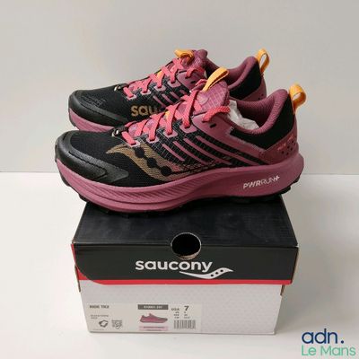 women ' s saucony running shoes in pink and black