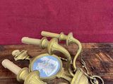 une horloge en or posée sur une table en bois, entourée d'une chaîne