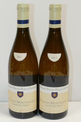 deux bouteilles de vin posées l'une à côté de l'autre sur une table