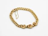 un bracelet en chaîne d'or avec un fermoir orné d'un rubis et de diamants
