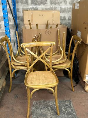 quatre chaises et une table dans une pièce remplie de cartons